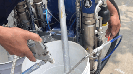 The spray gun continuously flows out of cleaning agent